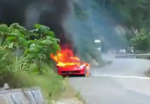 Ferrari_458_yangin_Cin